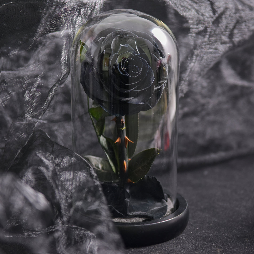 Detaljeret evighedsrose i glaskuppel på elegant base med indbyggede LED-lys for stemningsfuld dekoration.