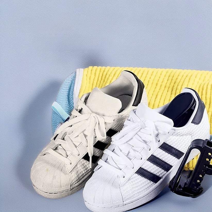 Sneakers placeret i SneakShield vaskepose klar til maskinvask. Effektiv sneakerpleje og beskyttelse mod slid.