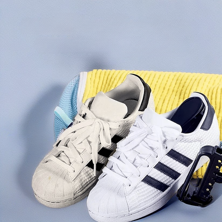 Sneakers placeret i SneakShield vaskepose klar til maskinvask. Effektiv sneakerpleje og beskyttelse mod slid.