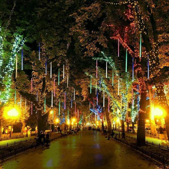 Festbelysning udendørs: Snefaldslys girlander med LED effekt. Perfekt til vinterfester.