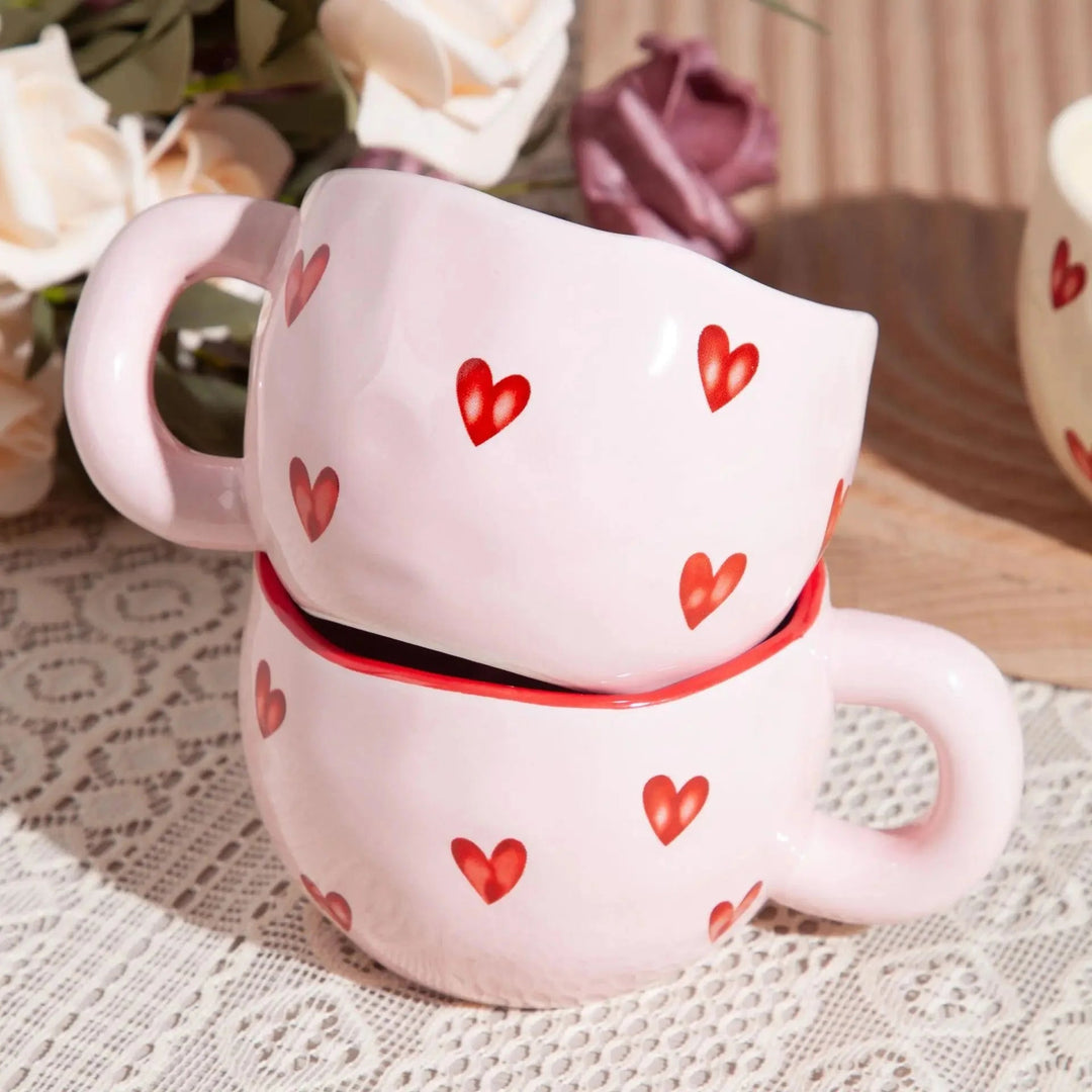"Sødt kaffekrus i rosa med røde hjerter, perfekt som gaveidé. Ideel til kaffe, te og andre varme drikke."