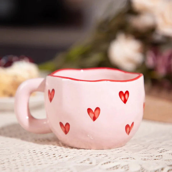 "Sødt kaffekrus i rosa med røde hjerter, perfekt som gaveidé. Ideel til kaffe, te og andre varme drikke."