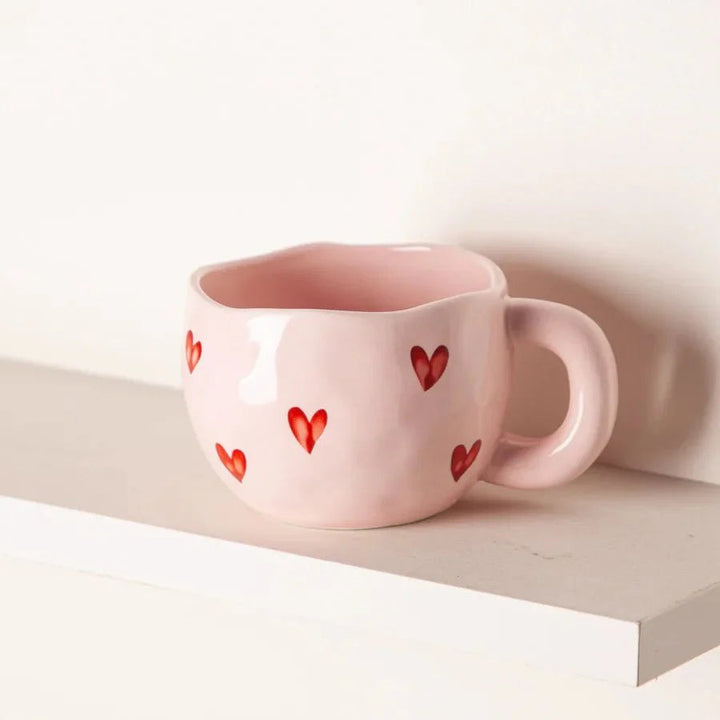 "Sødt kaffekrus i rosa med røde hjerter, perfekt som gaveidé. Ideel til kaffe, te og andre varme drikke."
