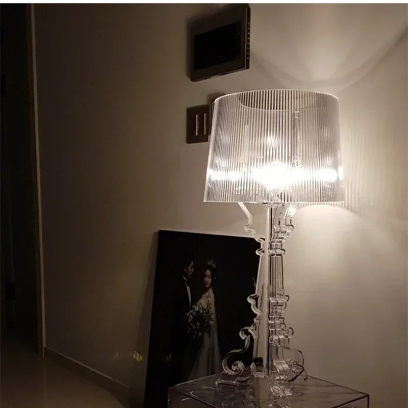 "Sofistikeret bordlampe med elegant design, blød hvid glød, passer til moderne og klassiske hjem, ideel til natbordet."