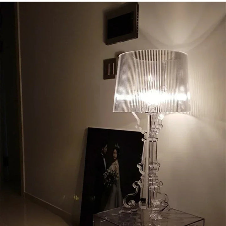 "Sofistikeret bordlampe med elegant design, blød hvid glød, passer til moderne og klassiske hjem, ideel til natbordet."