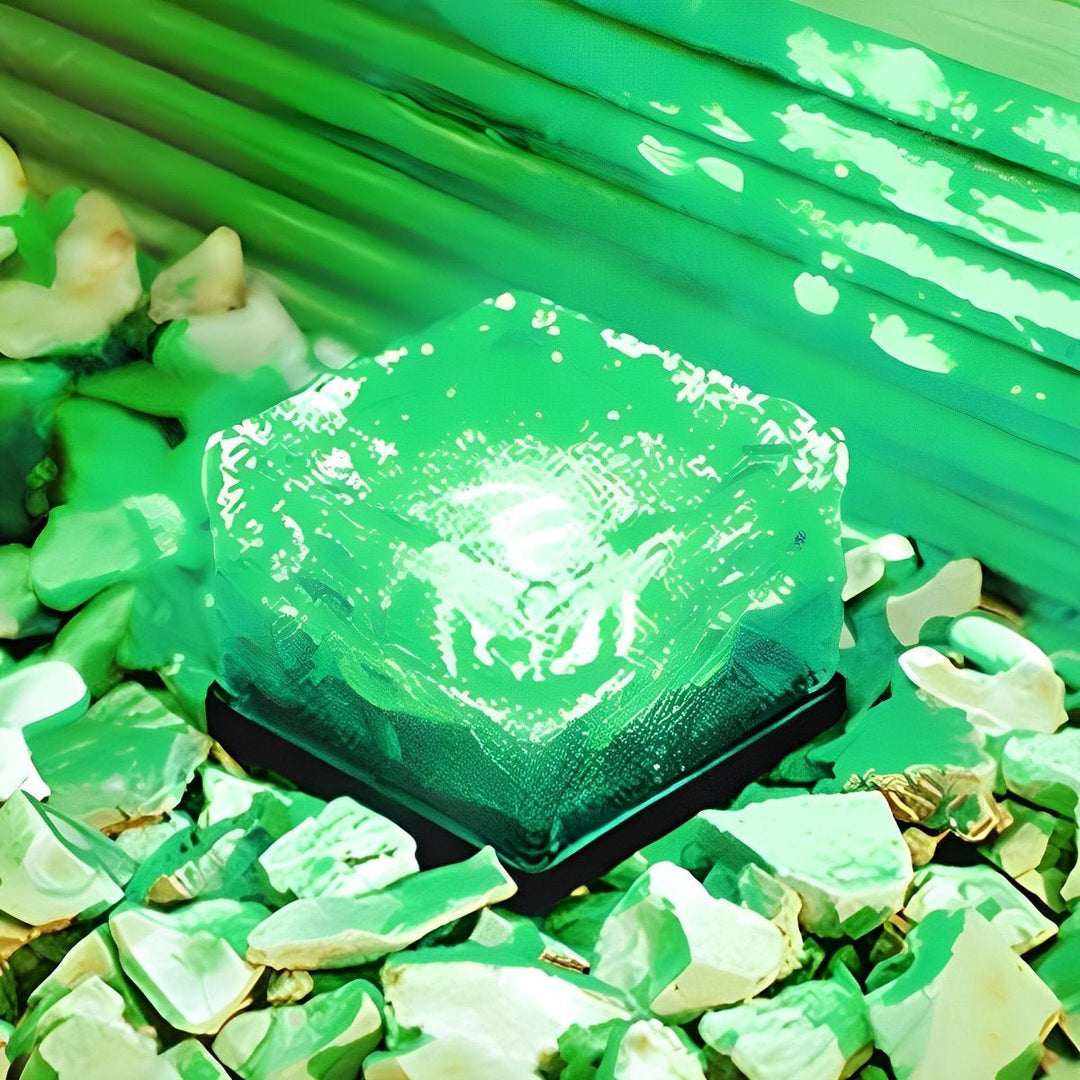 Elegant terningformet solardrevet havelampe med LED-lys, klar til installation.