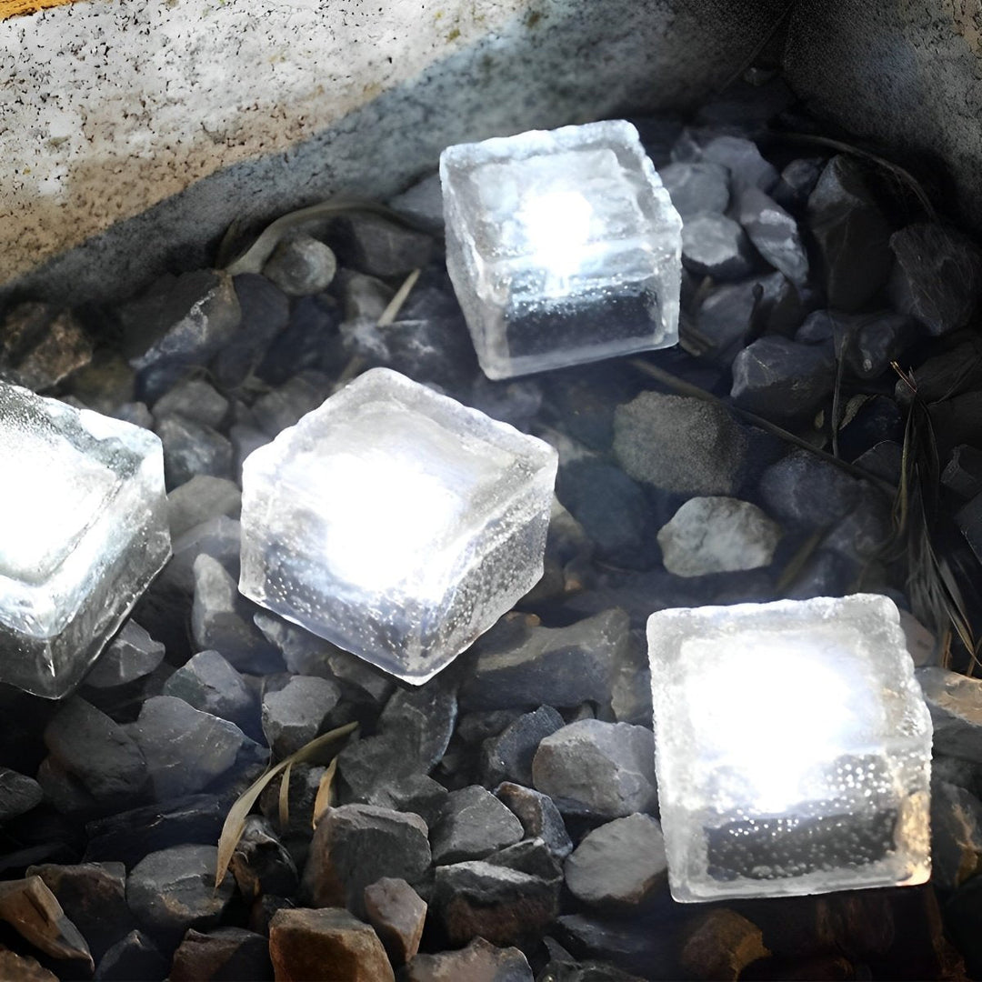 Blødt lys fra solcelle terninglampe; skaber hygge i haven om aftenen.
