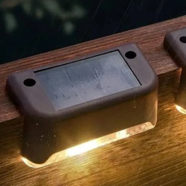 Dekorativt SolarLuxe solcelle hegnslys. Giver varm hvid stielys og stemningsfuld udendørsbelysning.