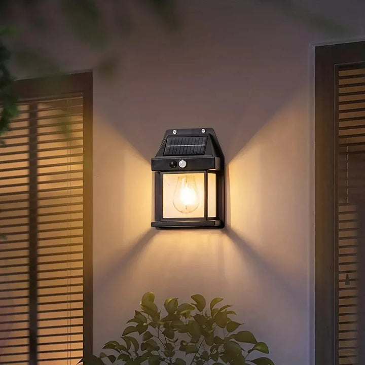 Solcelle udendørslampe med LED og bevægelsessensor for trådløs og energibesparende vægbelysning.