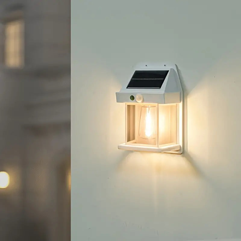 Energibesparende solcellelampe med LED til udendørs brug, automatisk tænd/sluk-funktion.