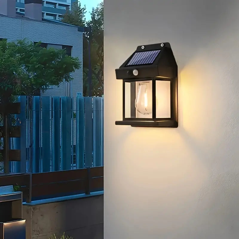 Stilfuld sort LED solcelle væglampe; moderne udendørslampe til have og indkørsel.
