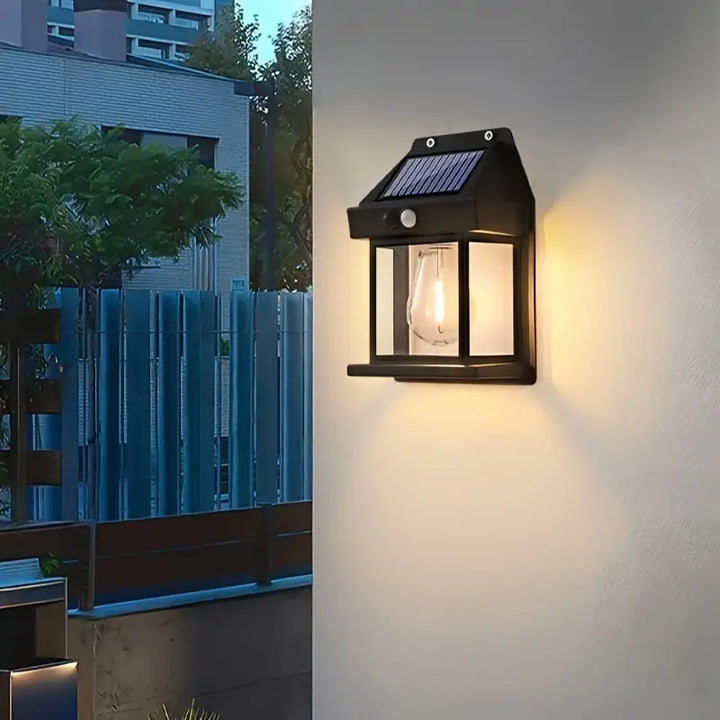 Stilfuld sort LED solcelle væglampe; moderne udendørslampe til have og indkørsel.