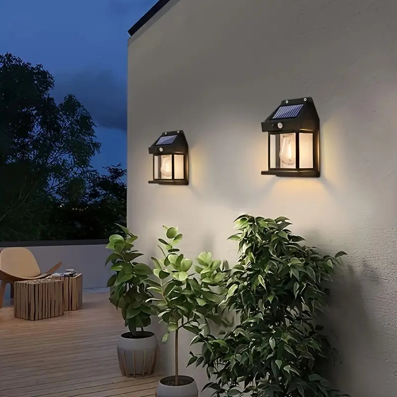 Trådløs udendørslampe med solceller og bevægelsessensor, ideel til automatisk lys ved døre.