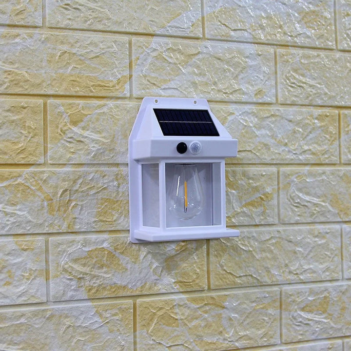 Havebelysning: Robust solcelle LED væglampe med sensor til stier, terrasser og indgange.