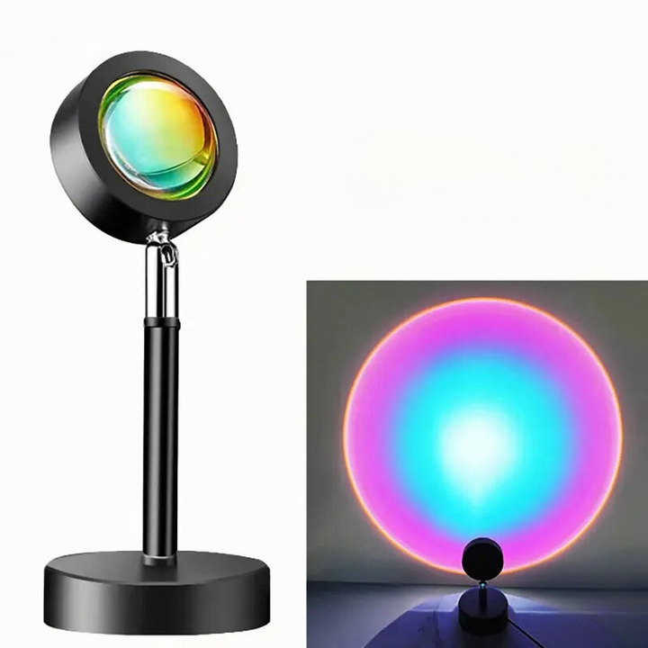 Solnedgangsprojektor lampe på bord, klar til at forvandle rum med hyggeligt LED stemningslys & fotolys.