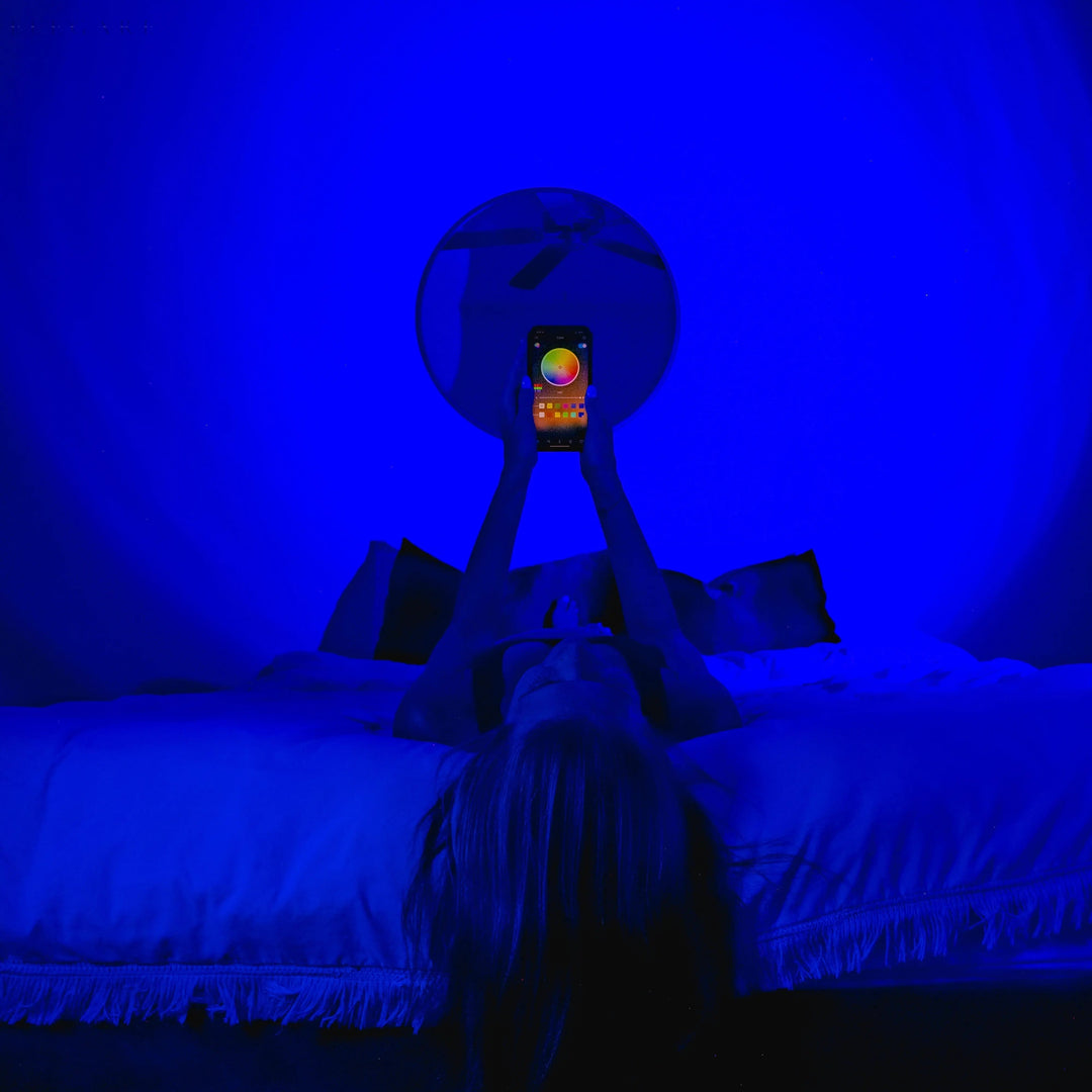Detaljebillede af stilren solnedgangslampe med LED projektorfunktion, perfekt til indretning og hygge.