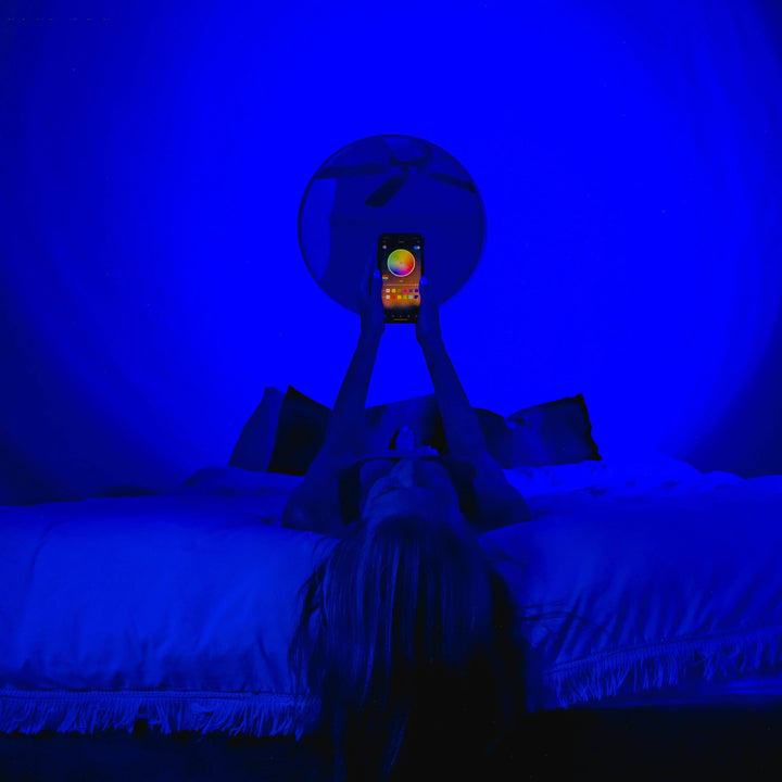 Detaljebillede af stilren solnedgangslampe med LED projektorfunktion, perfekt til indretning og hygge.