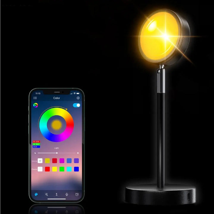 Solnedgangsprojektor lampe, der transformerer rum med varme farver og beroligende stemningslys fra LED.