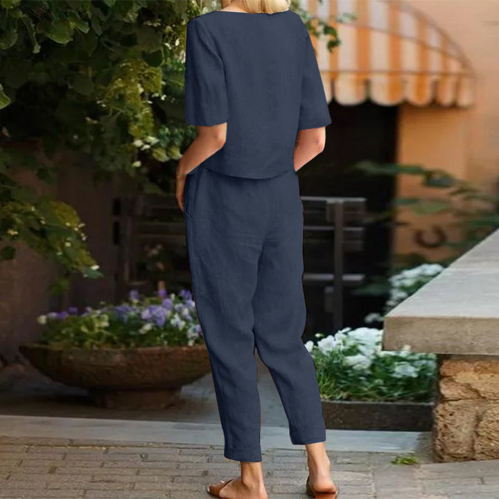 "Sommersæt til kvinder i bomuld og hør, vises i khaki, blå, rød og grøn. Elegant og let design, perfekt til sommer."