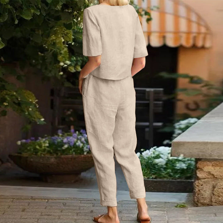 "Sommersæt til kvinder i bomuld og hør, vises i khaki, blå, rød og grøn. Elegant og let design, perfekt til sommer."