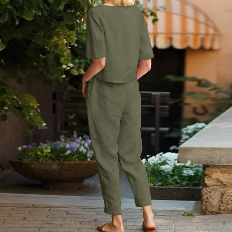 "Sommersæt til kvinder i bomuld og hør, vises i khaki, blå, rød og grøn. Elegant og let design, perfekt til sommer."