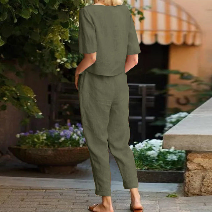 "Sommersæt til kvinder i bomuld og hør, vises i khaki, blå, rød og grøn. Elegant og let design, perfekt til sommer."