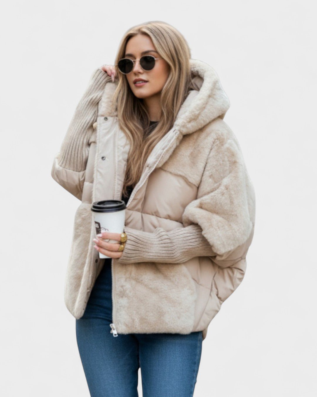 Stilfuld sort dunjakke til kvinder, designet som en trendy modejakke for vinterens koldeste dage.