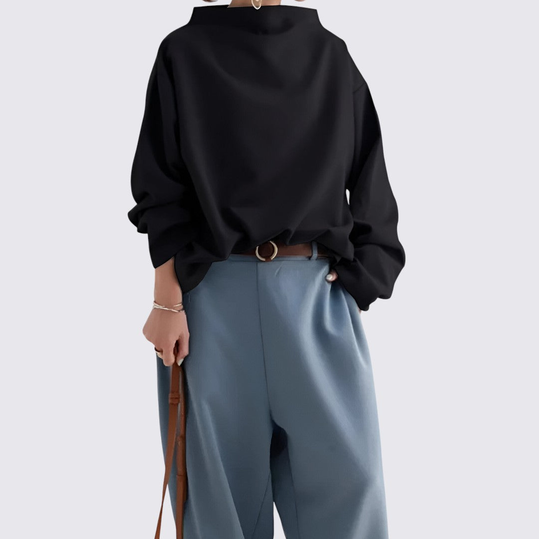 Sort dame sweatshirt med høj hals og løs pasform. Stilfuld og komfortabel til hverdag.