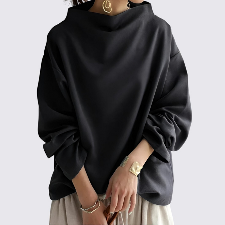Komfortabel damesweatshirt i sort med høj hals og løs pasform. Ideel til afslappet elegance.
