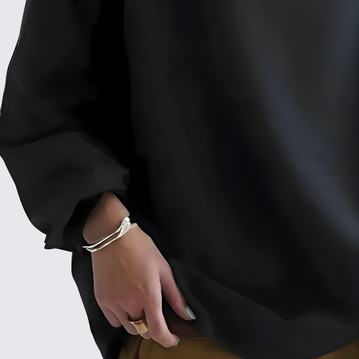Stilfuld sort dametop med høj hals og behagelig løs pasform. En alsidig langærmet sweatshirt.