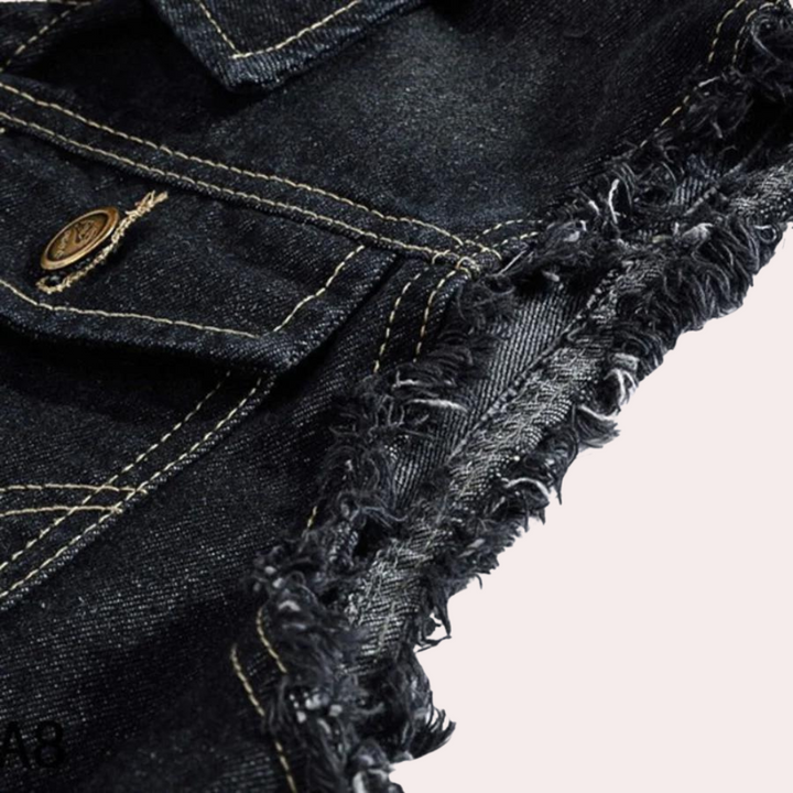 "Sort denimvest til mænd med gyldne knapper og brystlommer, retro look, egnet til hverdagsbrug og afslappede lejligheder."