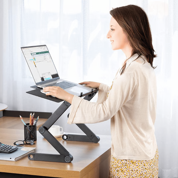 Holdbart sort justerbart stativ for laptop og tablet, perfekt til ergonomisk arbejdsplads i kontor eller hjemmekontor.