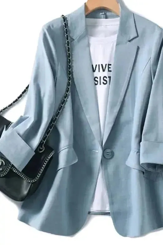 Hvid smart dameblazer. Klassisk, skræddersyet jakke i elegant design, der løfter ethvert kvindemode-look.