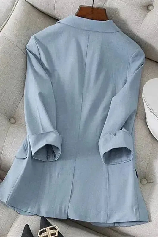 Alsidig blå dameblazer. Elegant jakke for en formel kontorstil eller et smart hverdagslook i kvindemode.