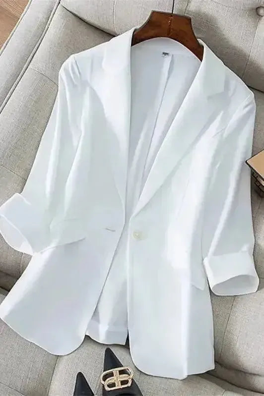 Stilfuld abrikos dameblazer. Klassisk skræddersyet jakke, der giver et elegant og smart touch til ethvert outfit.