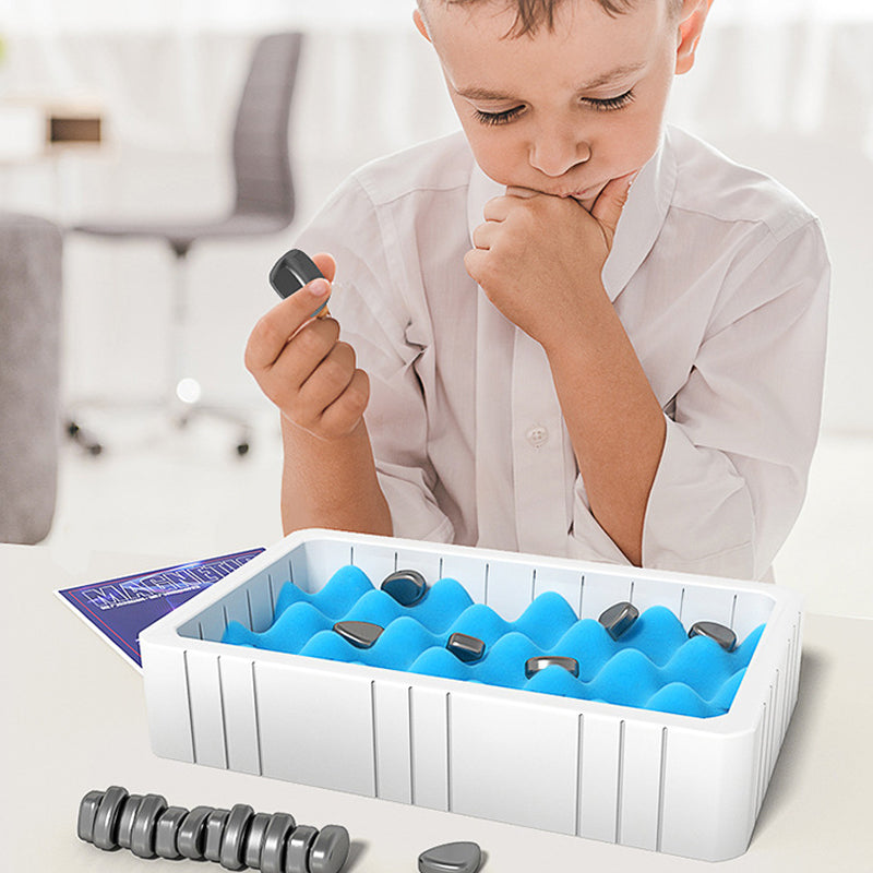 "Sort og hvid magnetisk skakbræt, 25x25 cm, med stabile brikker. Perfekt til strategi og familiesjov."