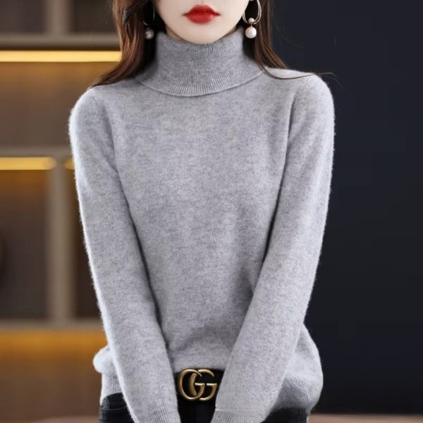 Beige basistrøje med rullekrave til damer. Minimalistisk og elegant til mange outfits.