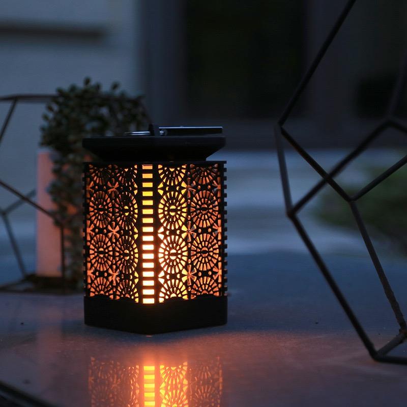 "Sort solcelle LED lanterne med flammelignende lyseffekt, ideel til udendørs brug. IP44 klassificeret, passer til alle havein