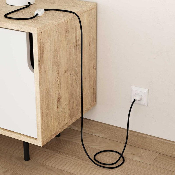 "Sort stofledning i viskose, fleksibel og elegant, ideel til lampeinstallation, giver et moderne look i hjemmet."