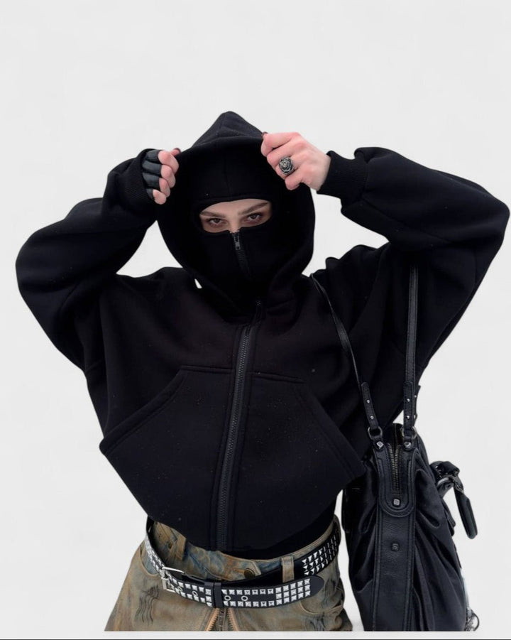 Sort unisex fleece hættetrøje med lynlås. Varm og komfortabel til casual hverdagsbrug.