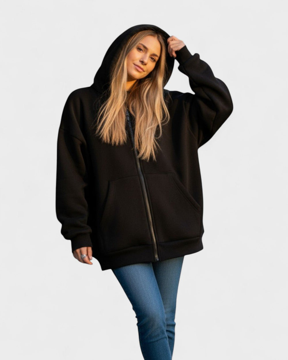 Mørkegrå unisex hættetrøje i blød fleece med lynlås. Stilfuld og moderne overtøj.