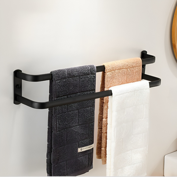 Detalje af de praktiske kroge på den sorte væghængte håndklædestang i aluminium til badeværelset.