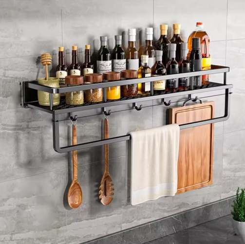 Sort væghylde til køkken, elegant og pladsbesparende køkkenopbevaring i moderne design.