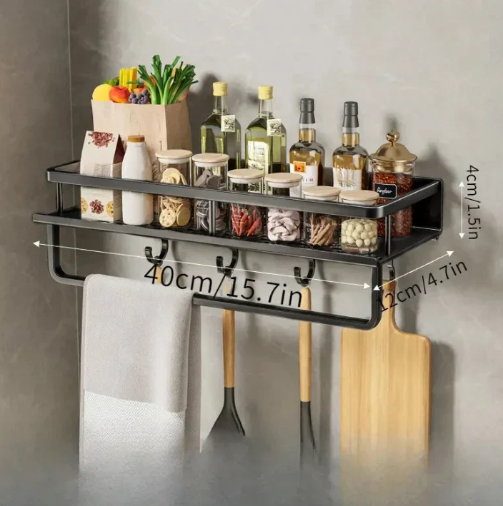 Elegant køkkenopbevaring: sort væghylde i metal, perfekt til krydderier og småting i dit moderne køkken.