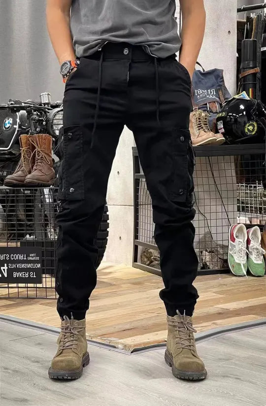 Lette at bære khaki cargo bukser til mænd, der tilbyder afslappet stil og komfort til hverdagen.