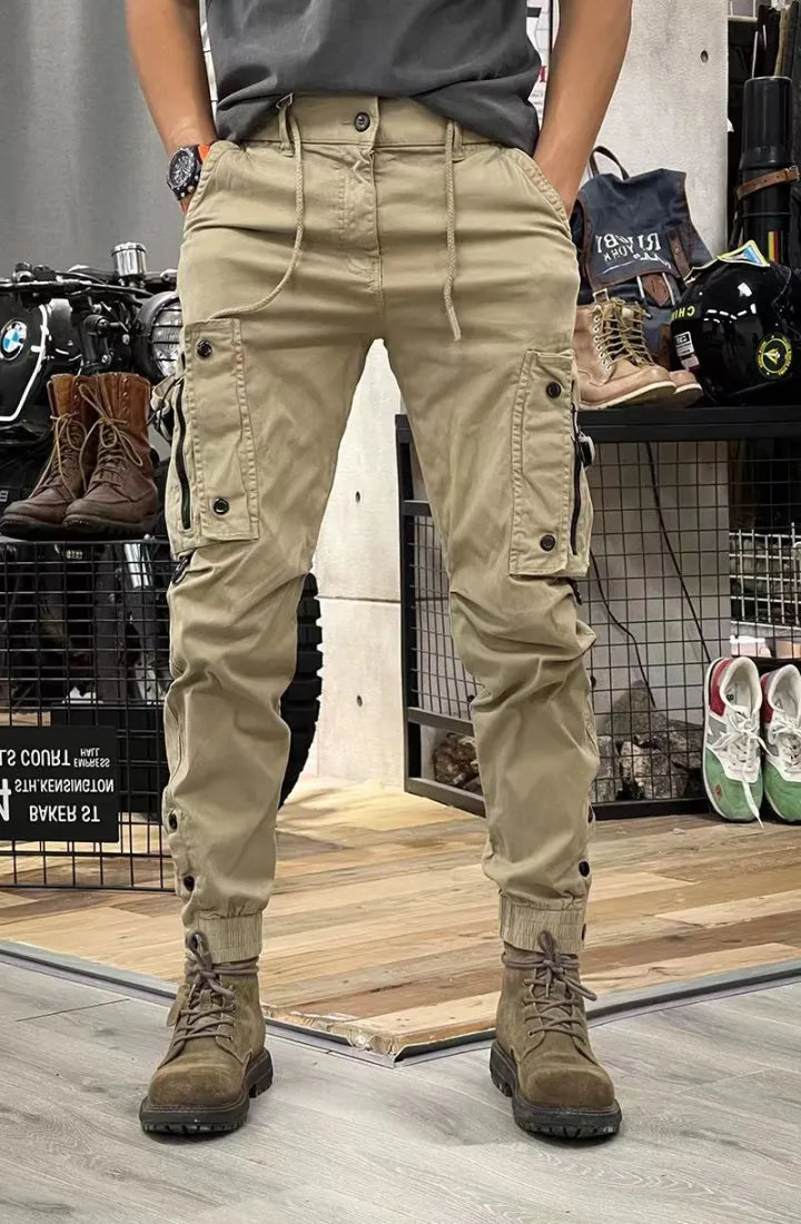 Skab et afslappet look med komfortable khaki herre cargo bukser; praktisk og stilfuld hverdagstøj.