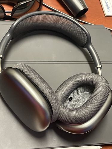 Stilrene, over-ear hovedtelefoner med premium komfort, designet til lange lytteperioder og effektiv støjreduktion.