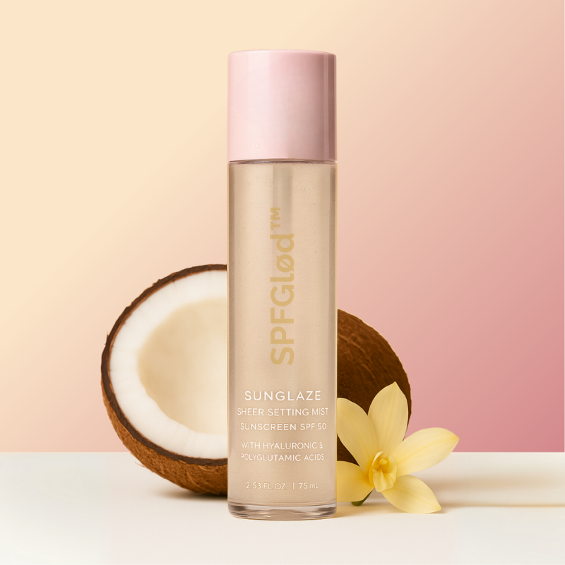 Kvinde sprayer SPFGlød SPF 50 solbeskyttelsesspray over makeup for glød og daglig beskyttelse af ansigtet.