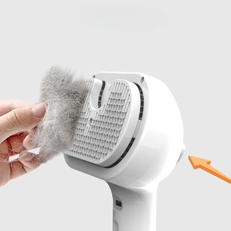 Tæt på: Hvid/grøn spraybørste til kæledyr med vandtank, klar til effektiv hårfjerning og pelspleje.