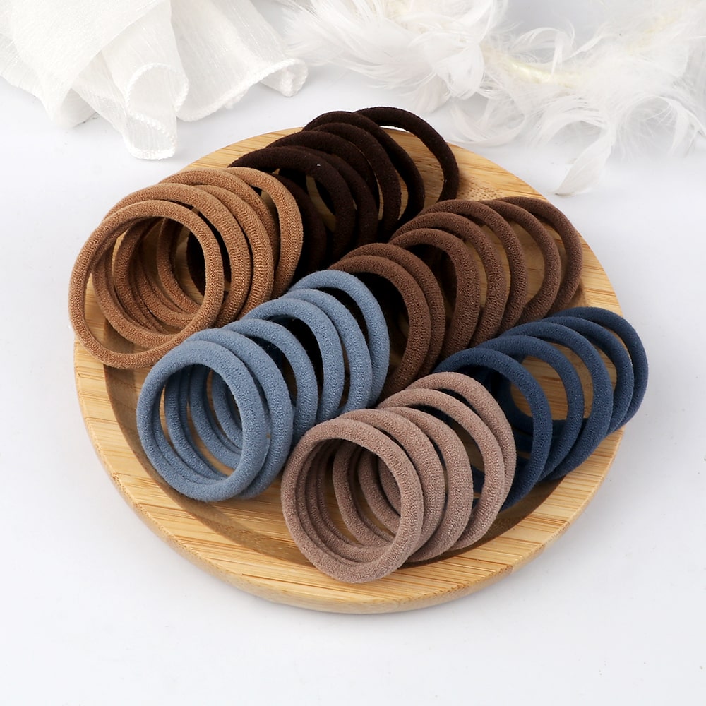 Elastiske hårbånd i elegante pastelfarver, 4 cm brede, ideelle til hverdagsfrisurer.